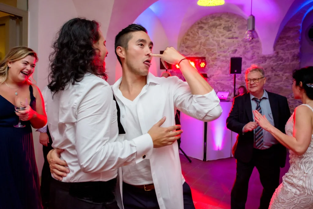 Wedding Photography Germany - Party with bestman - Lustiger Hochzeitsmoment - Vicces esküvői fotó
