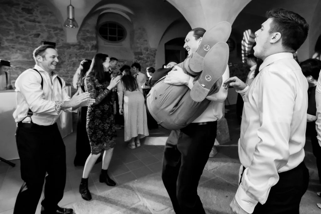 Wedding Photography Germany - Party with bestman - Funny wedding moment - Lustiger Hochzeitsmoment