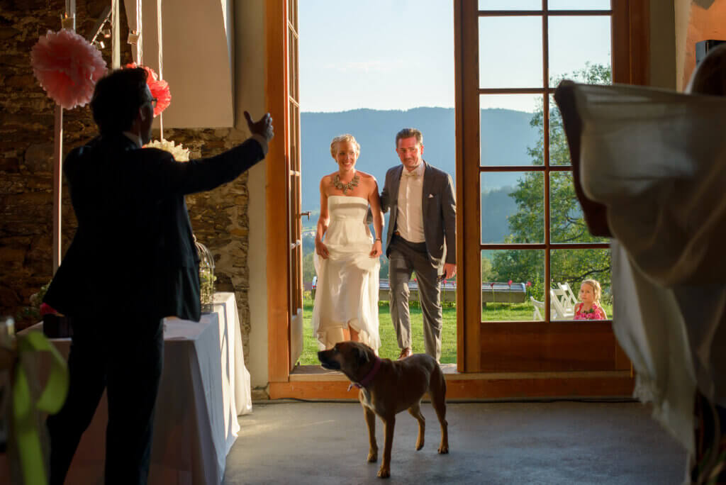 Beautiful Wedding in Austria - Here comes the couple - Hochzeitsfotografie